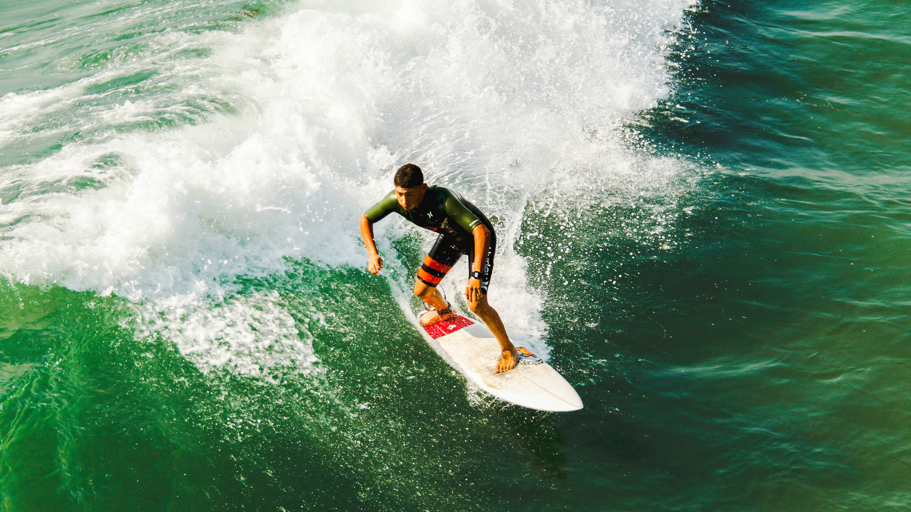2014年西部决赛第七场:勇士在客场对阵马刺,库里砍下25分,关键时刻投中决定胜负的三分,带队晋级。