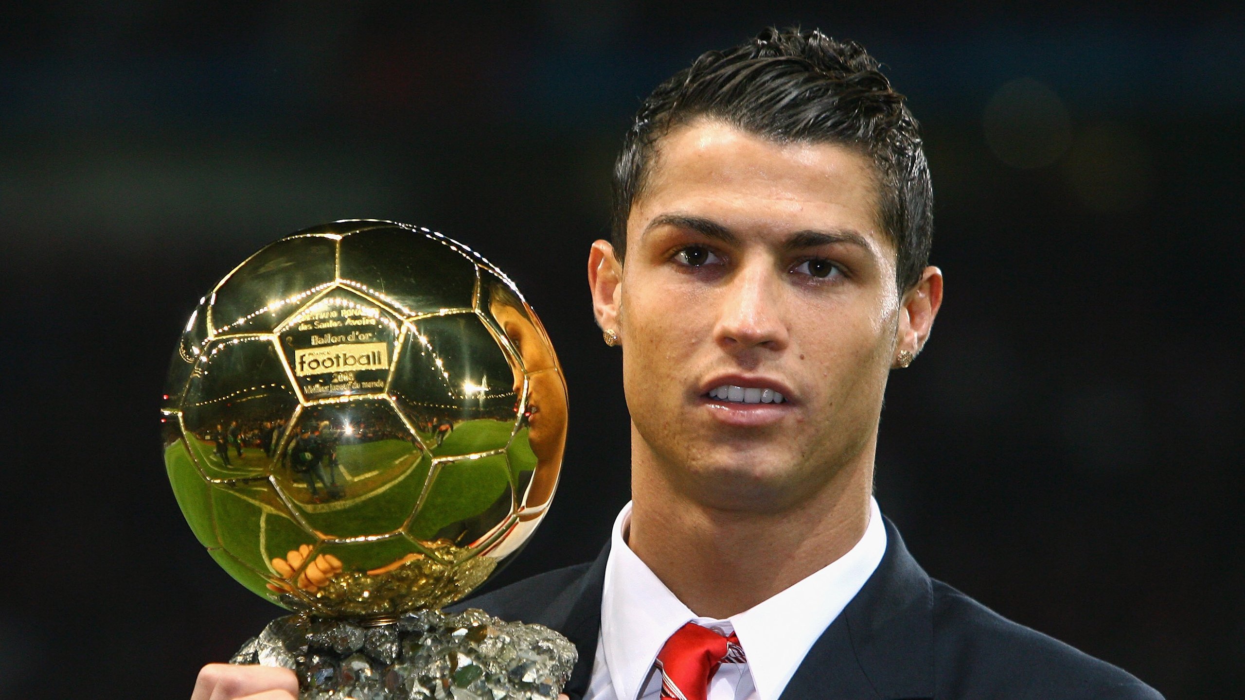 开云体育官方入口-震撼人心的“最后一击”：欧冠最经典绝杀盘点，历届欧冠小组赛最后一轮比分